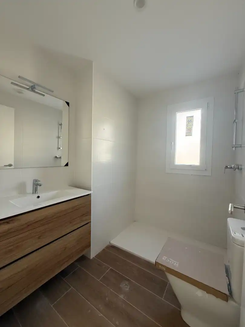 Bathroom of Flat for rent in Tiana  with Air Conditioner, Heating and Oven
