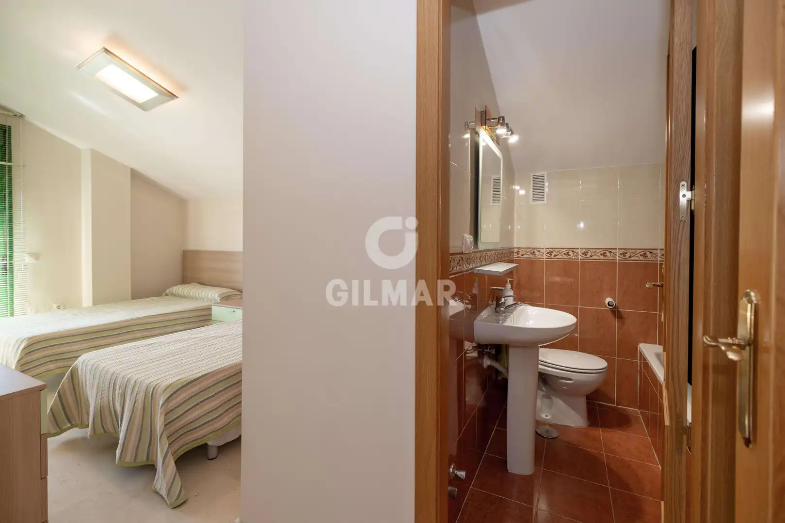 Baño de Dúplex en venta en Fuengirola con Calefacción, Trastero y Piscina