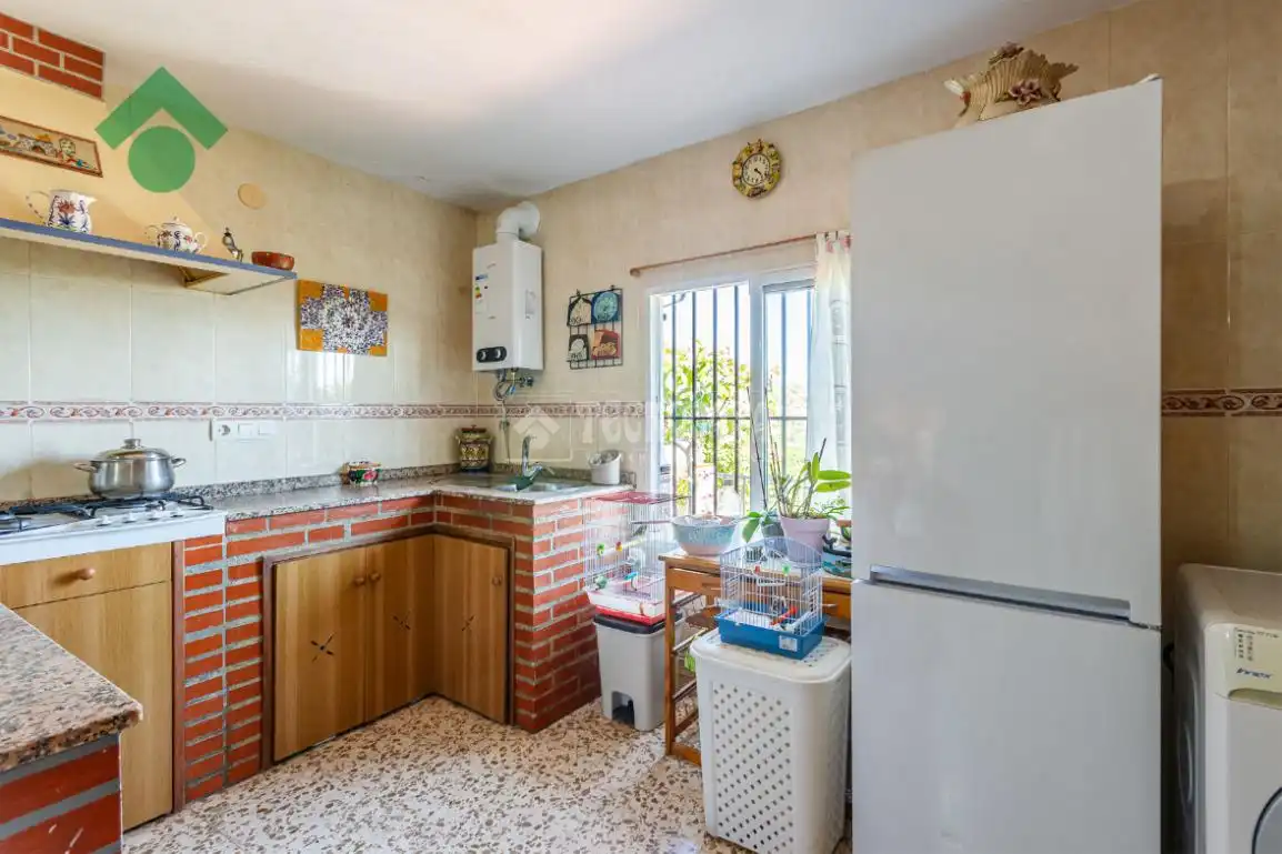 Cuina de Finca rústica en venda en Nerja amb Jardí privat, Terrassa i Piscina