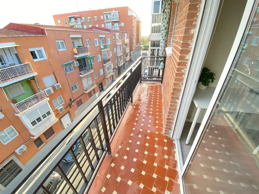 Terraza de Piso para compartir en Madrid con Calefacción, Amueblado y Horno