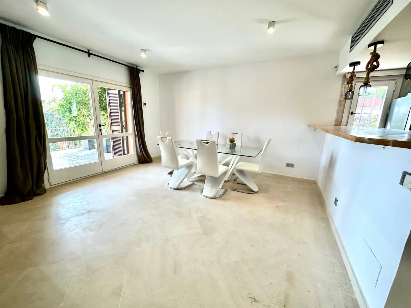 Esszimmer von Einfamilien-Reihenhaus zum Verkauf in Marbella mit Klimaanlage, Privatgarten und Terrasse