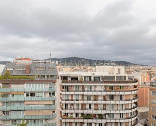 Exterior view of Attic for sale in  Barcelona Capital  with Air Conditioner and Terrace