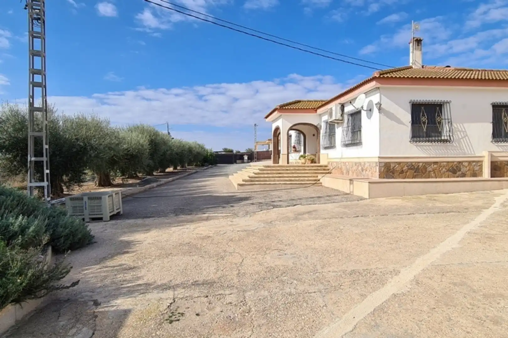 Vista exterior de Casa o xalet en venda en Orihuela amb Aire condicionat, Calefacció i Jardí privat