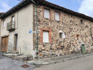Casa rústica amb jardí en venda a Calle Cárcaba