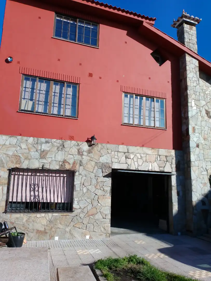 Vista exterior de Casa o xalet en venda en Ribeira amb Calefacció, Jardí privat i Parquet