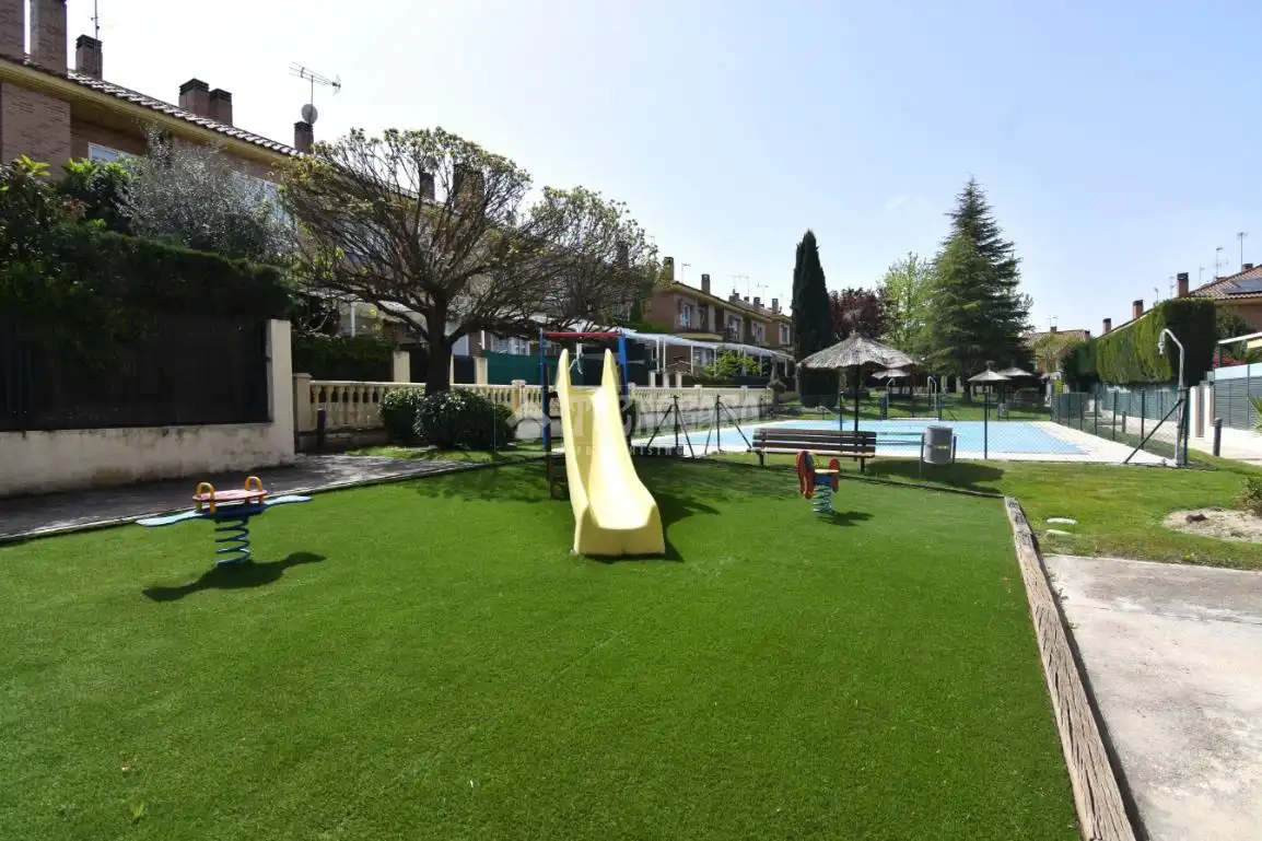 Piscina de Casa adosada en venda en Villaviciosa de Odón