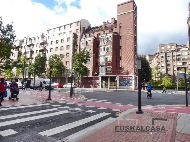 Vista exterior de Garatge en venda en Bilbao 