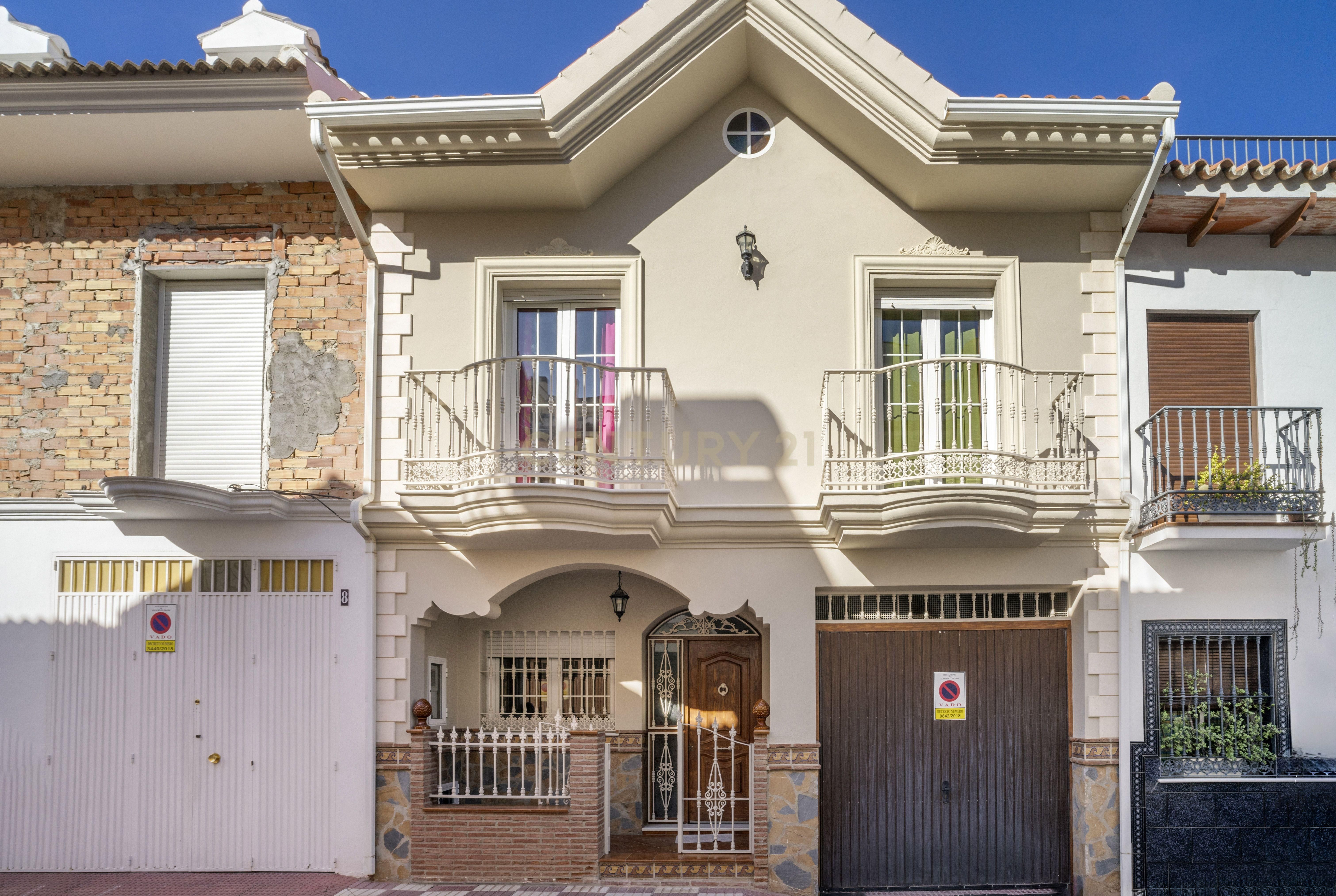 Vista exterior de Casa adosada en venda en Alhaurín El Grande amb Aire condicionat, Traster i Forn