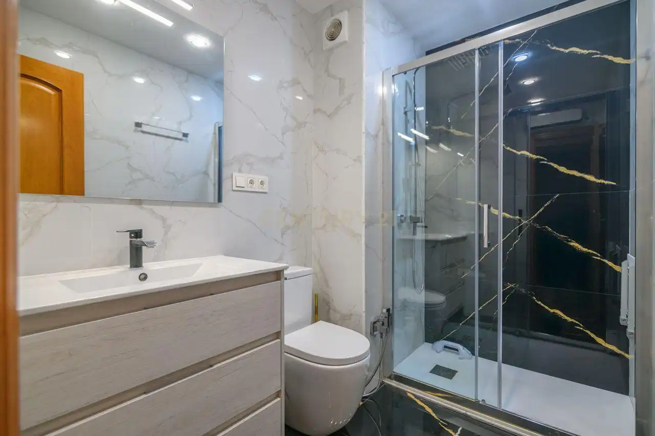 Badezimmer von Wohnungen zum Verkauf in L'Hospitalet de Llobregat