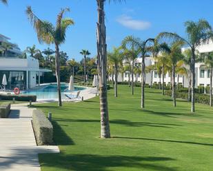 Vista exterior de Planta baixa de lloguer en Estepona amb Aire condicionat, Terrassa i Piscina