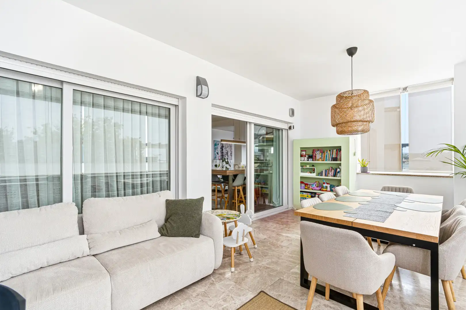 Sala d'estar de Àtic en venda en Marbella amb Aire condicionat, Terrassa i Piscina
