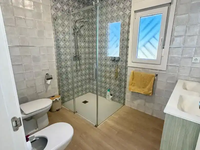 Bany de Casa o xalet en venda en La Línea de la Concepción amb Aire condicionat, Jardí privat i Piscina