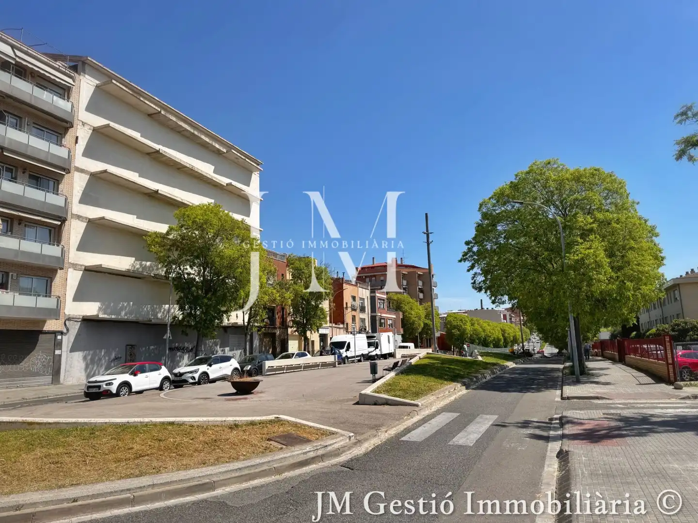 Vista exterior de Edifici en venda en Terrassa