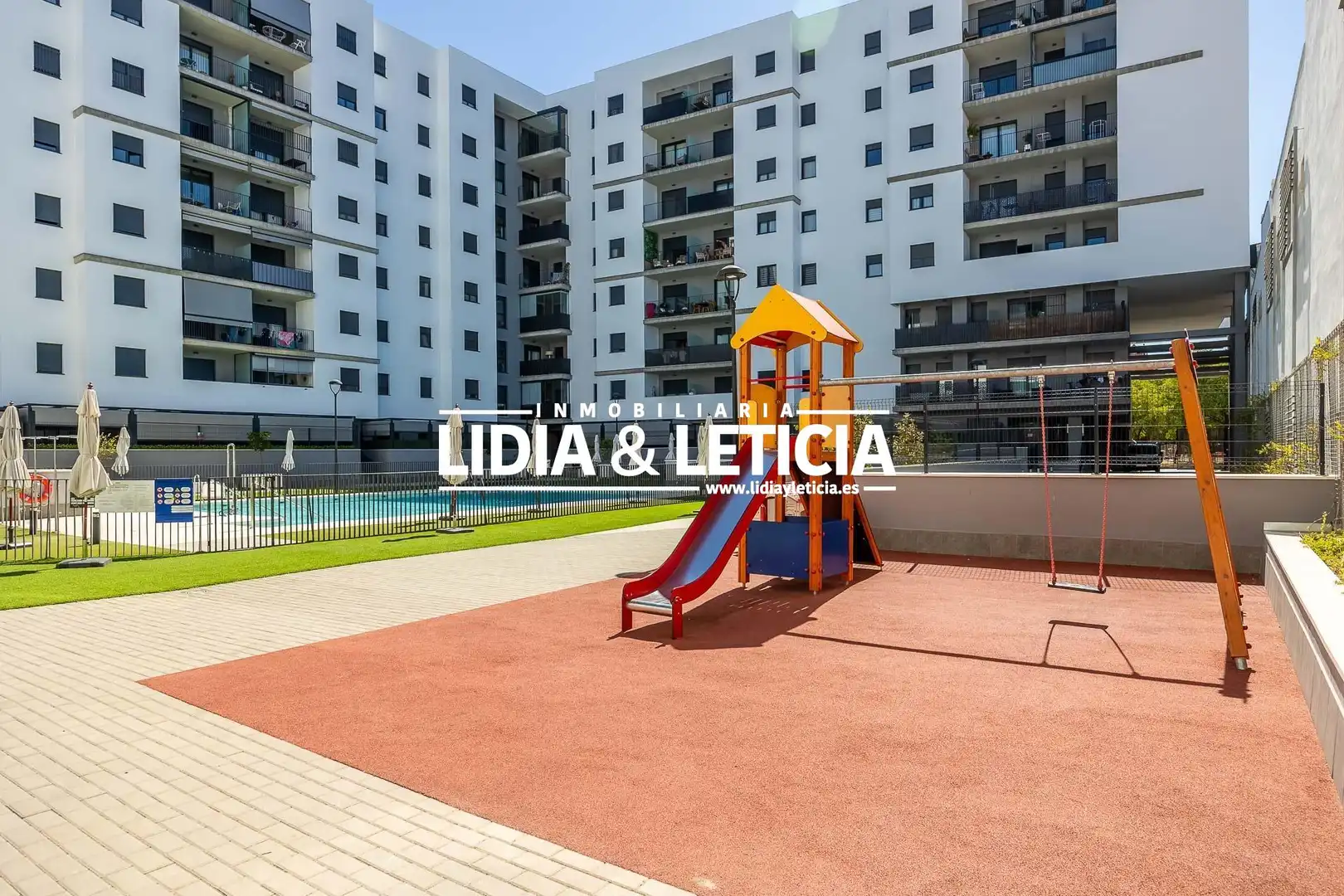 Vista exterior de Pis en venda en Sevilla amb Calefacció, Terrassa i Piscina comunitària