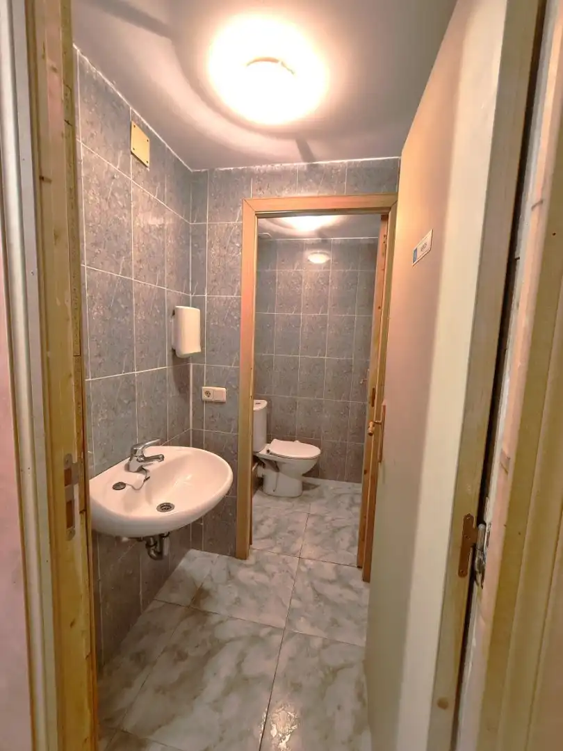 Badezimmer von Geschaftsraum zum Verkauf in La Serna