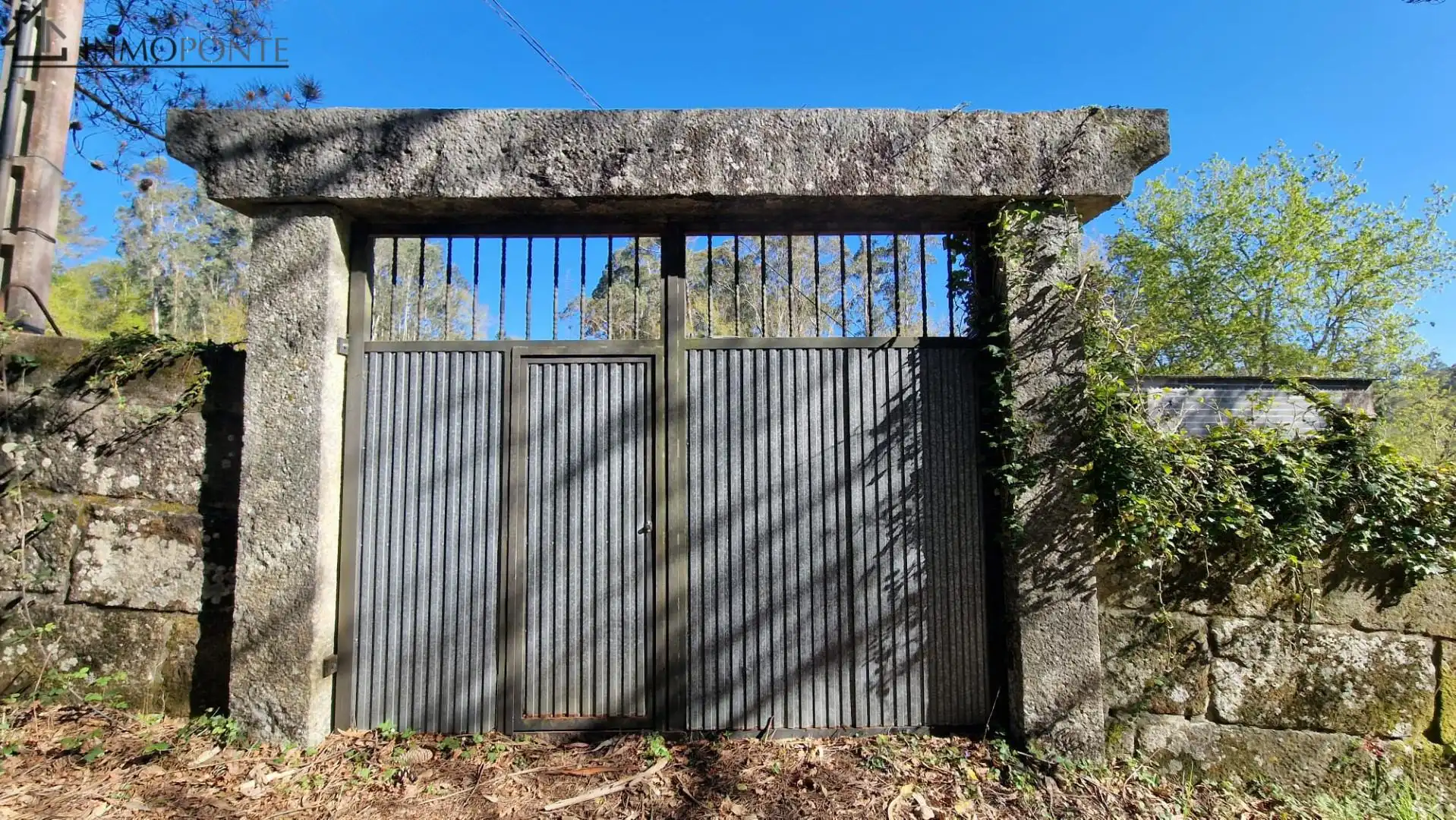 Vista exterior de Nave industrial en venta en Pontevedra Capital 
