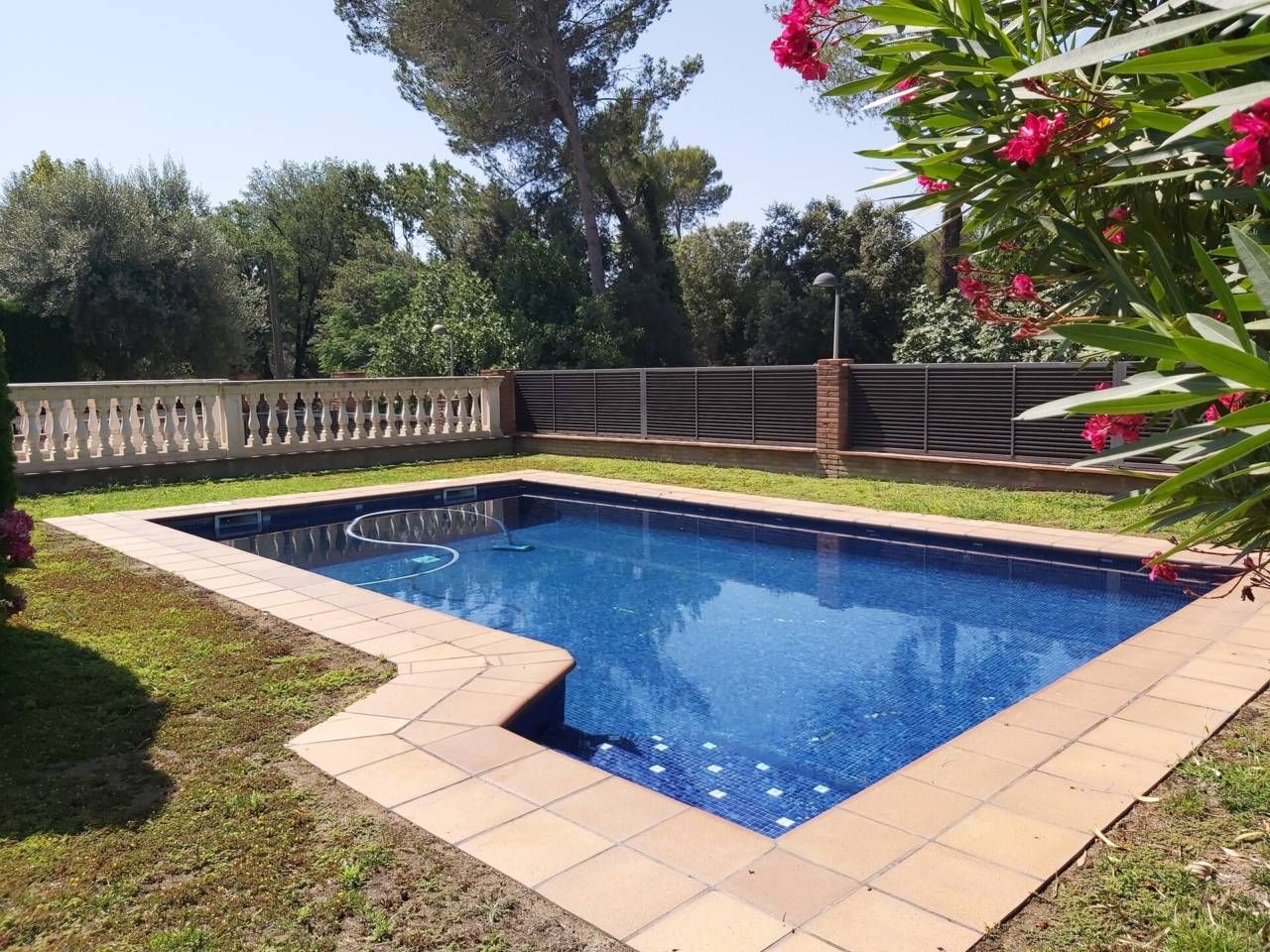 Swimming pool of House or chalet for sale in Sant Cugat del Vallès  with Air Conditioner, Heating and Private garden