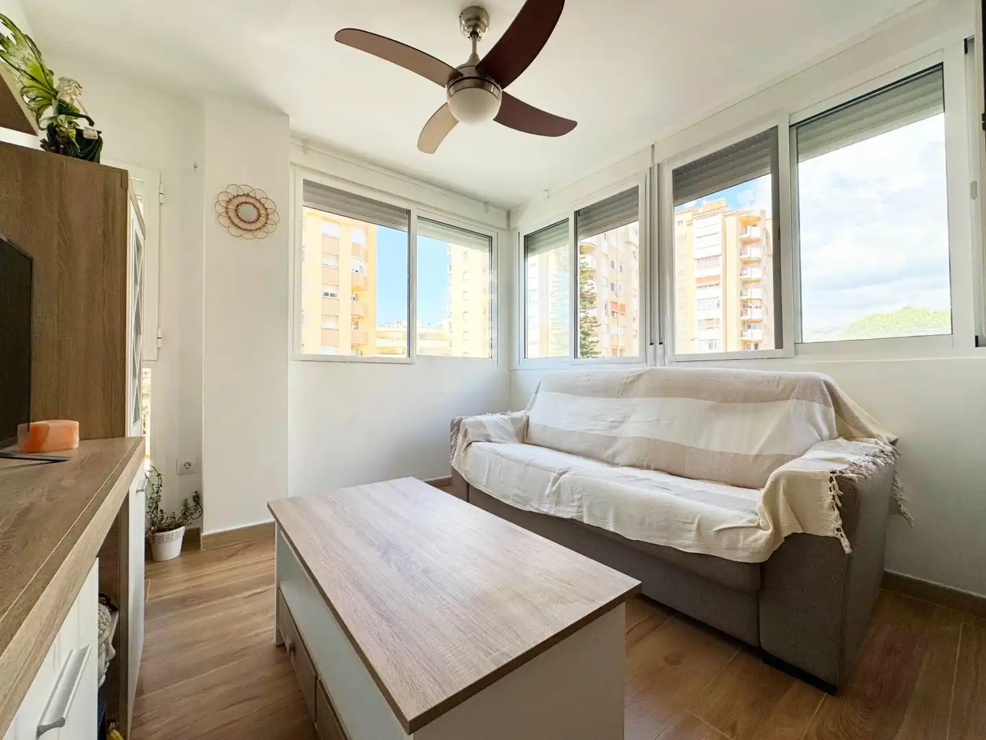 Flat with garden for sale in Avenida MANUEL ALTOLAGUIRRE, imagen 3