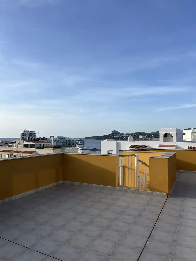 Vista exterior de Pis en venda en Sant Josep de sa Talaia amb Aire condicionat, Piscina i Balcó