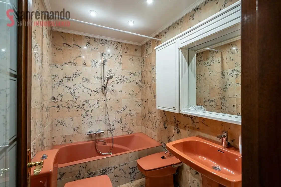 Badezimmer von Wohnung zum Verkauf in Santander mit Heizung, Parkett und Abstellraum