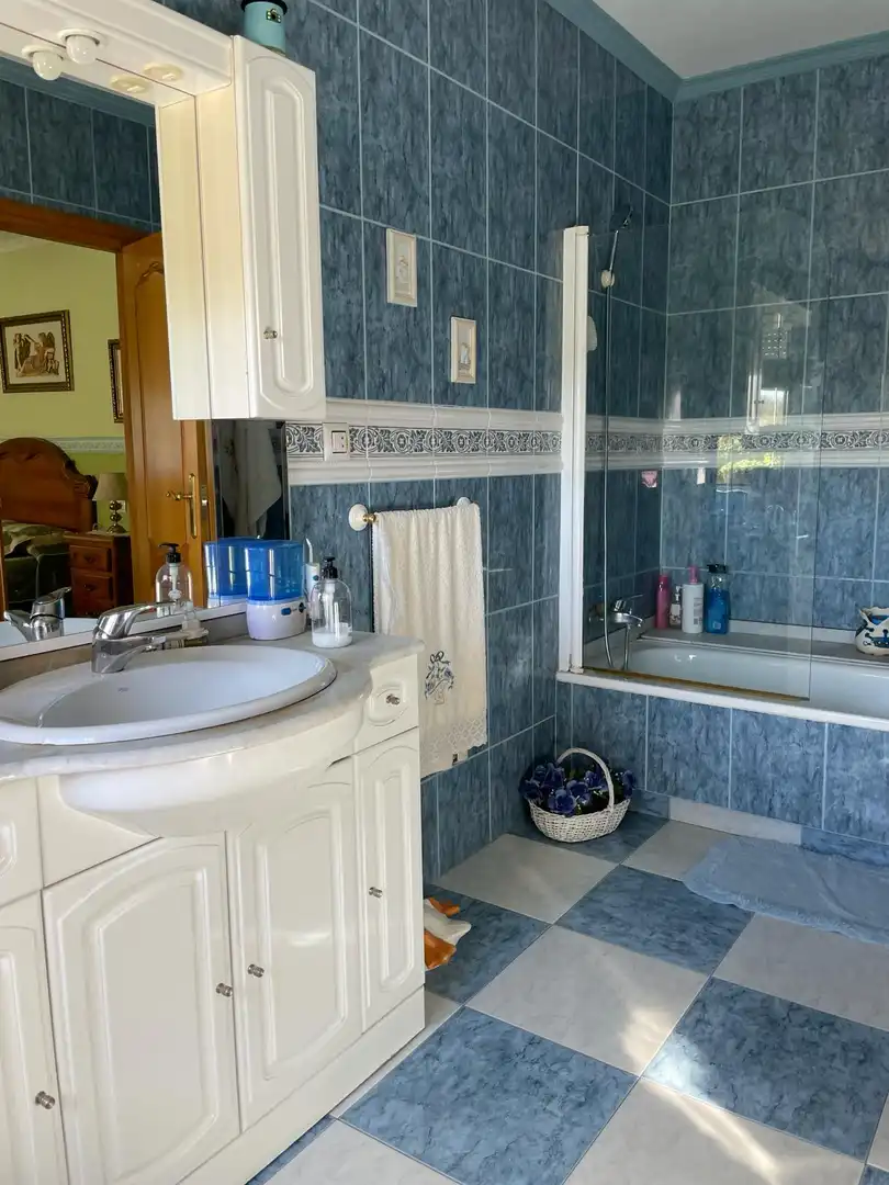 Bany de Casa o xalet en venda en Castro de Rei amb Calefacció, Jardí privat i Parquet