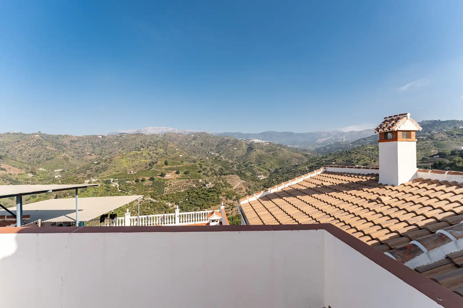 Außenansicht von Einfamilien-Reihenhaus zum Verkauf in Sayalonga mit Terrasse und Balkon