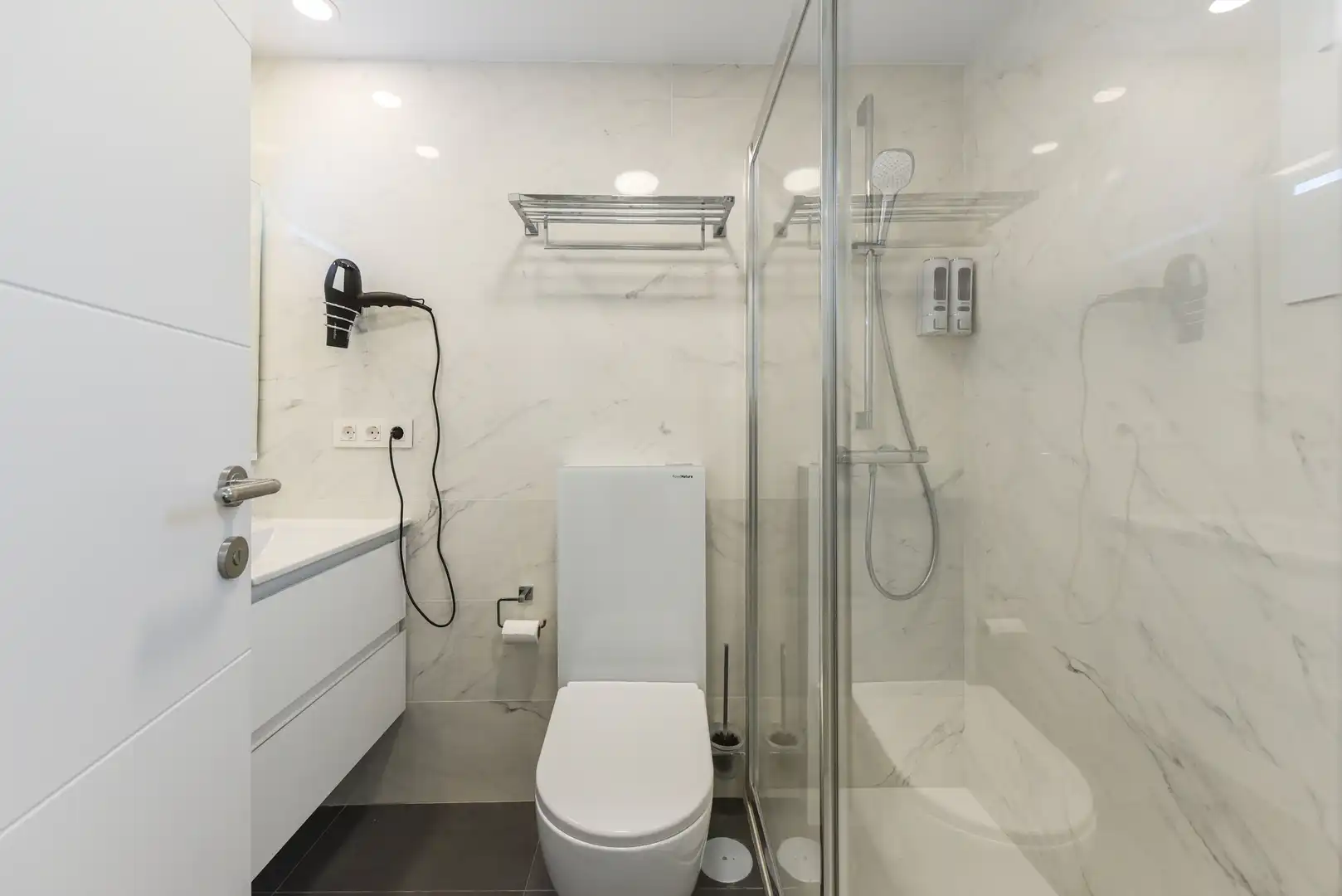 Badezimmer von Wohnung zur Miete in Fuengirola mit Klimaanlage, Heizung und Privatgarten