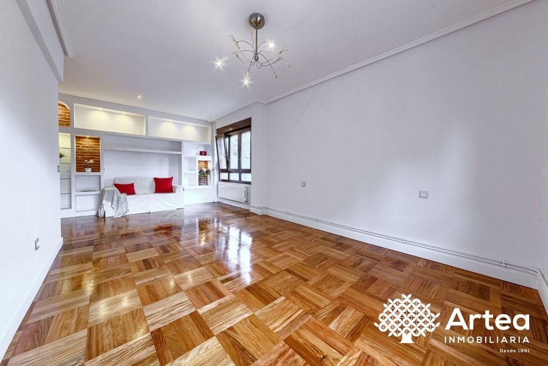 Sala d'estar de Pis en venda en Bilbao  amb Calefacció, Terrassa i Traster