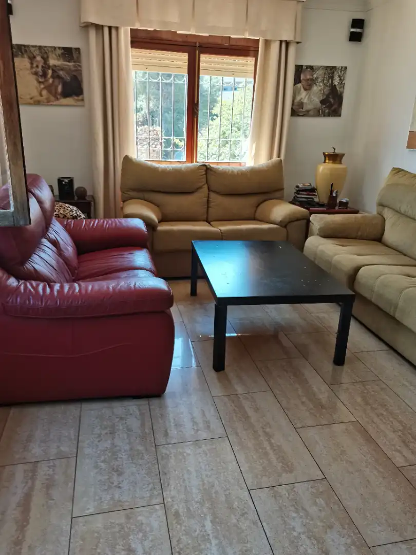 Sala d'estar de Casa o xalet en venda en Málaga amb Calefacció, Jardí privat i Parquet