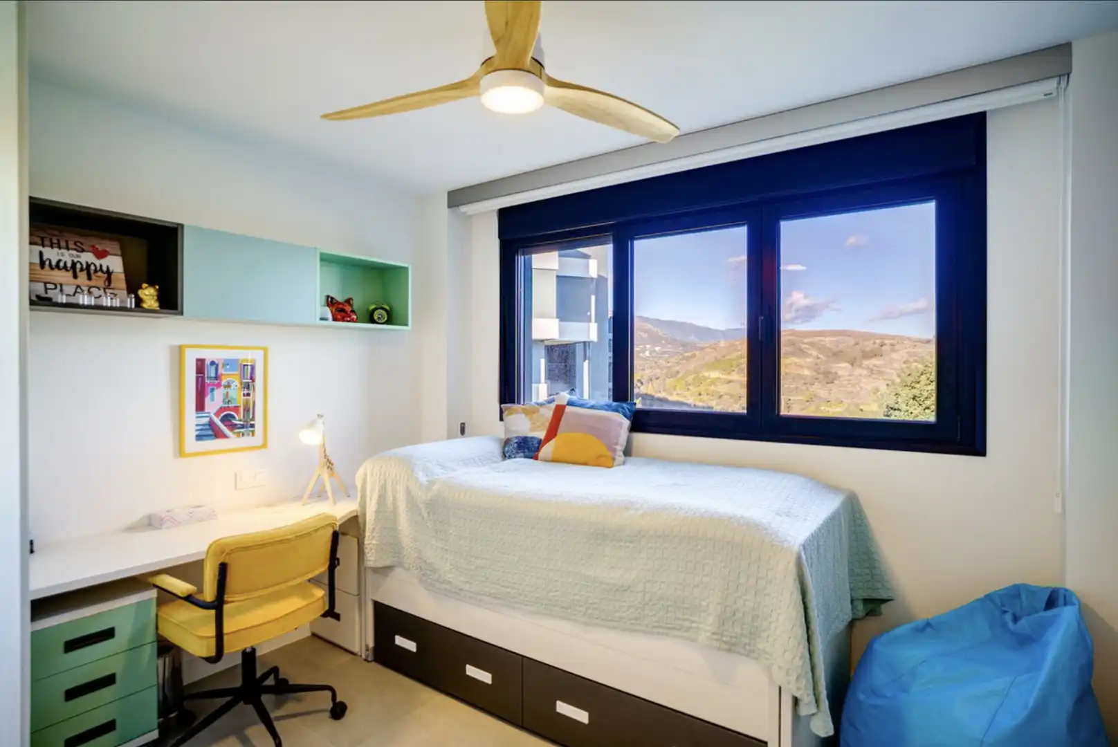 Dormitori de Apartament de lloguer en Estepona amb Aire condicionat, Terrassa i Moblat