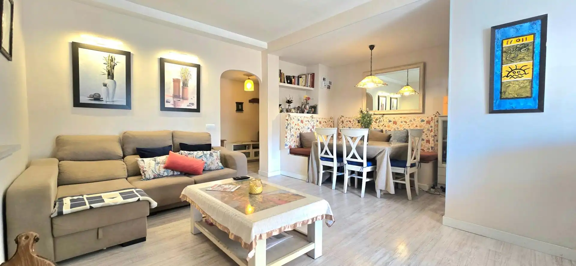 Sala d'estar de Planta baixa en venda en Marbella amb Aire condicionat, Jardí privat i Terrassa