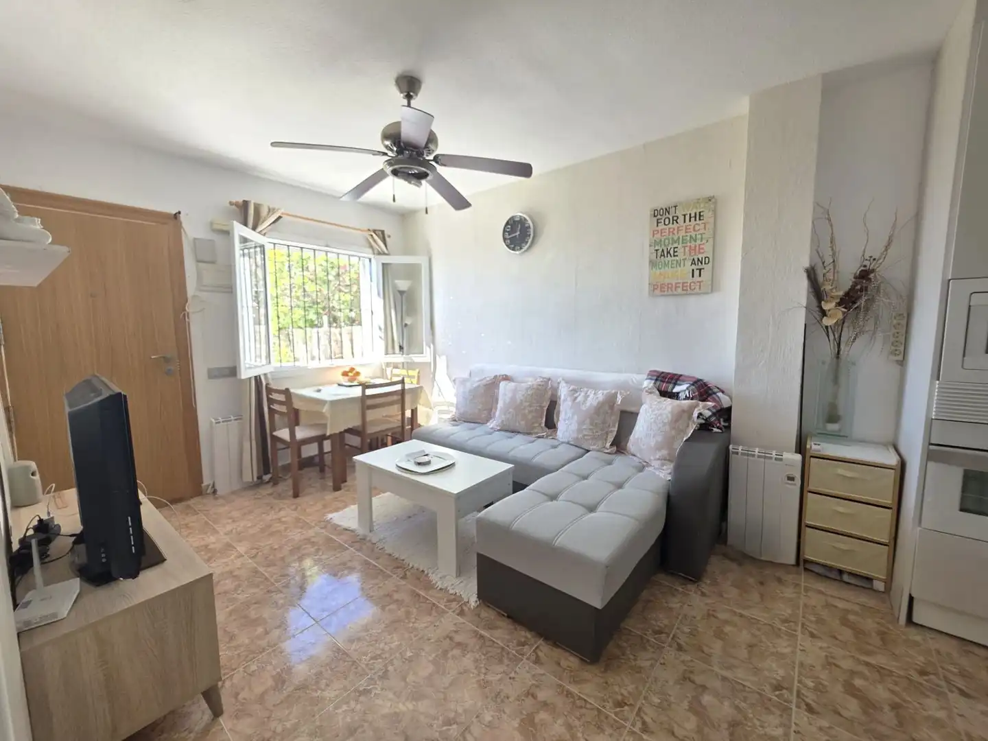 Sala d'estar de Casa adosada en venda en Santa Pola amb Aire condicionat, Calefacció i Jardí privat