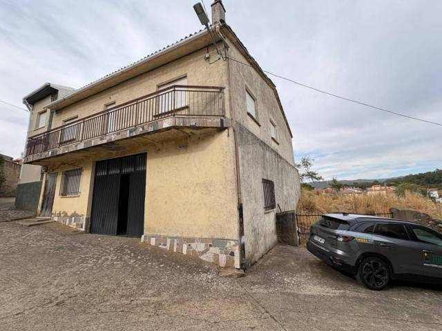 Casa-chalet en Venta en Río en El Cabaco