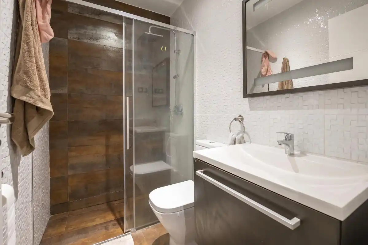 Badezimmer von Wohnung zum Verkauf in Madrid mit Klimaanlage, Heizung und Möbliert
