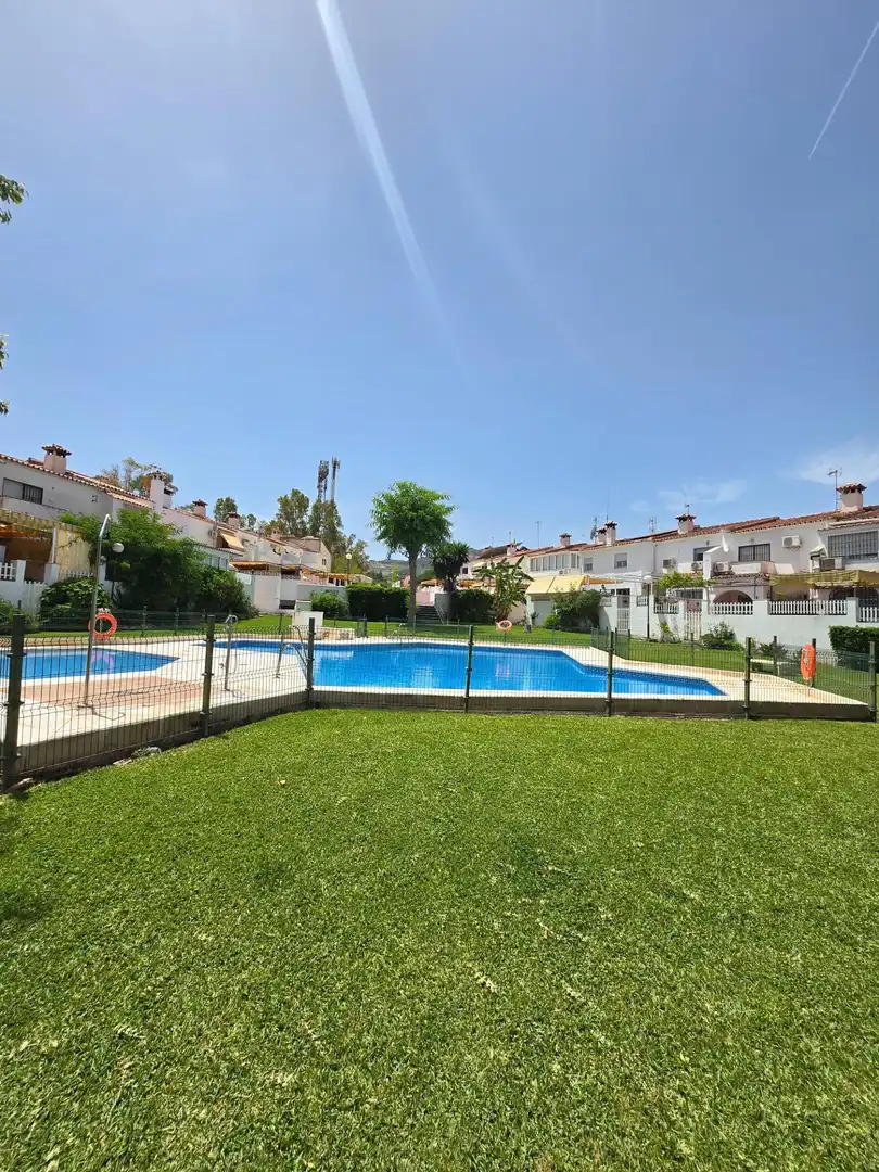 Piscina de Casa adosada en venda en Alhaurín de la Torre amb Aire condicionat, Terrassa i Piscina comunitària