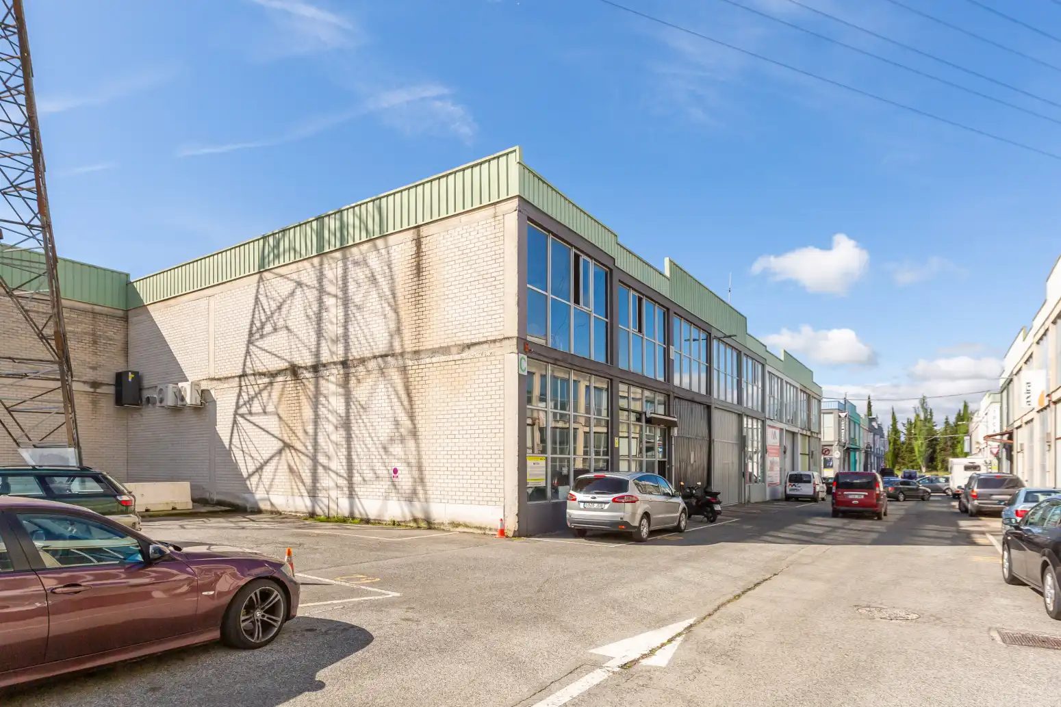 Außenansicht von Fabrikhallen zum Verkauf in Berrioplano / Berriobeiti