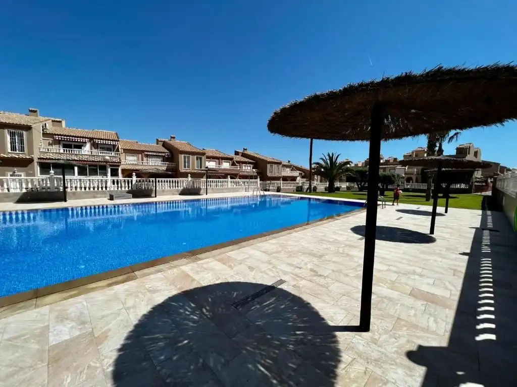 Piscina de Casa adosada de lloguer en Santa Pola amb Aire condicionat, Terrassa i Balcó