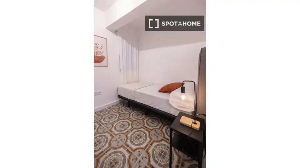 Habitación de Piso de alquiler en Valencia con Aire acondicionado, Calefacción y Amueblado