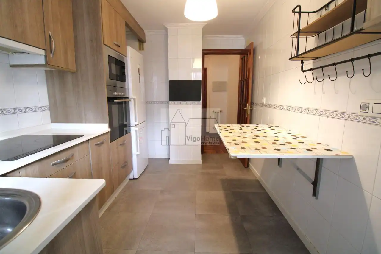 Kitchen of Flat for rent in Vigo   with Heating, Parquet flooring and Storage room