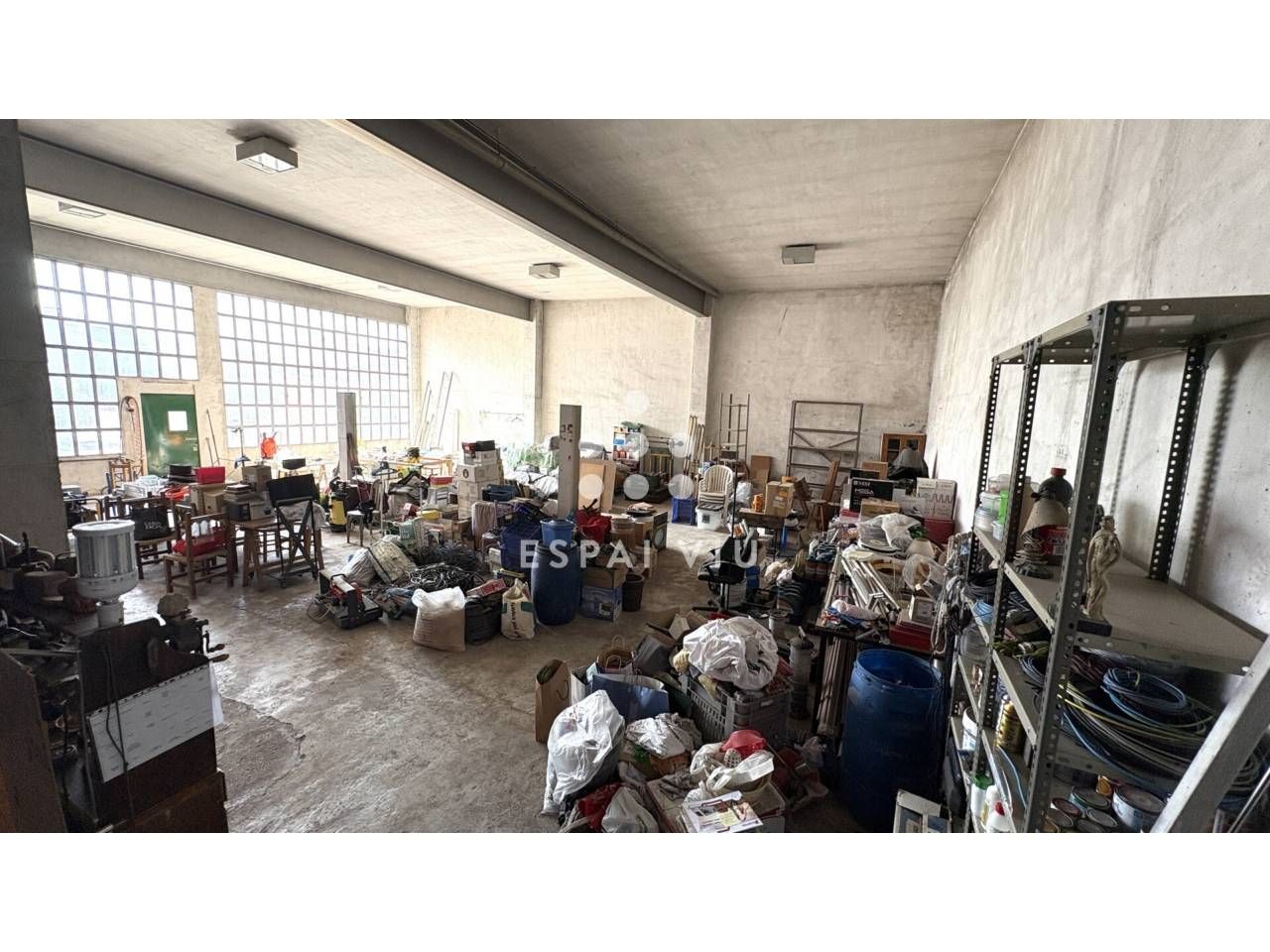 Nau industrial en venda en Ripollet