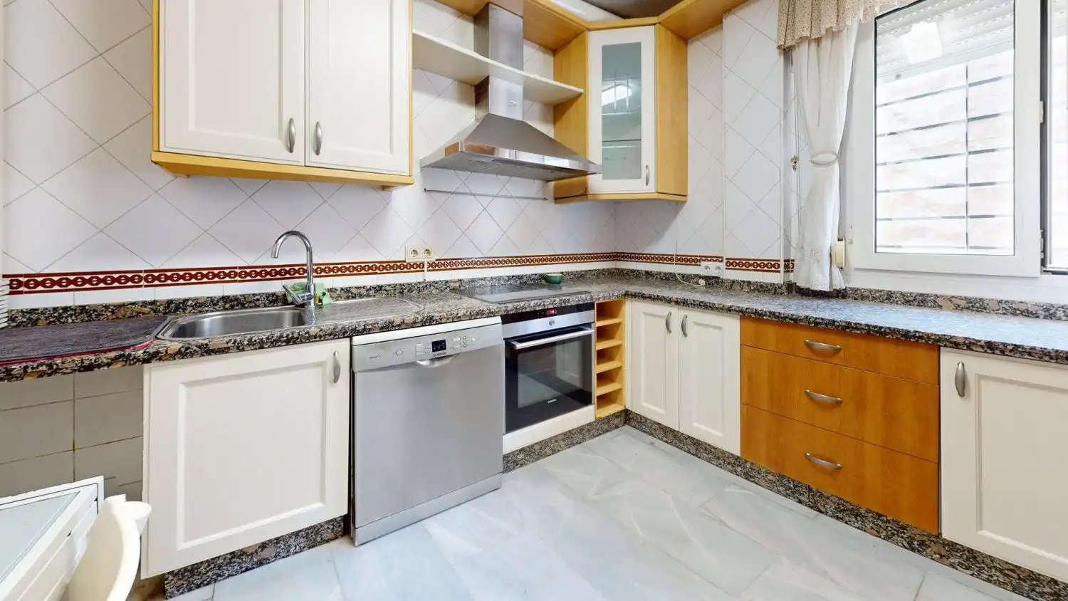 Küche von Wohnung zum Verkauf in San Juan de Aznalfarache mit Klimaanlage, Heizung und Abstellraum