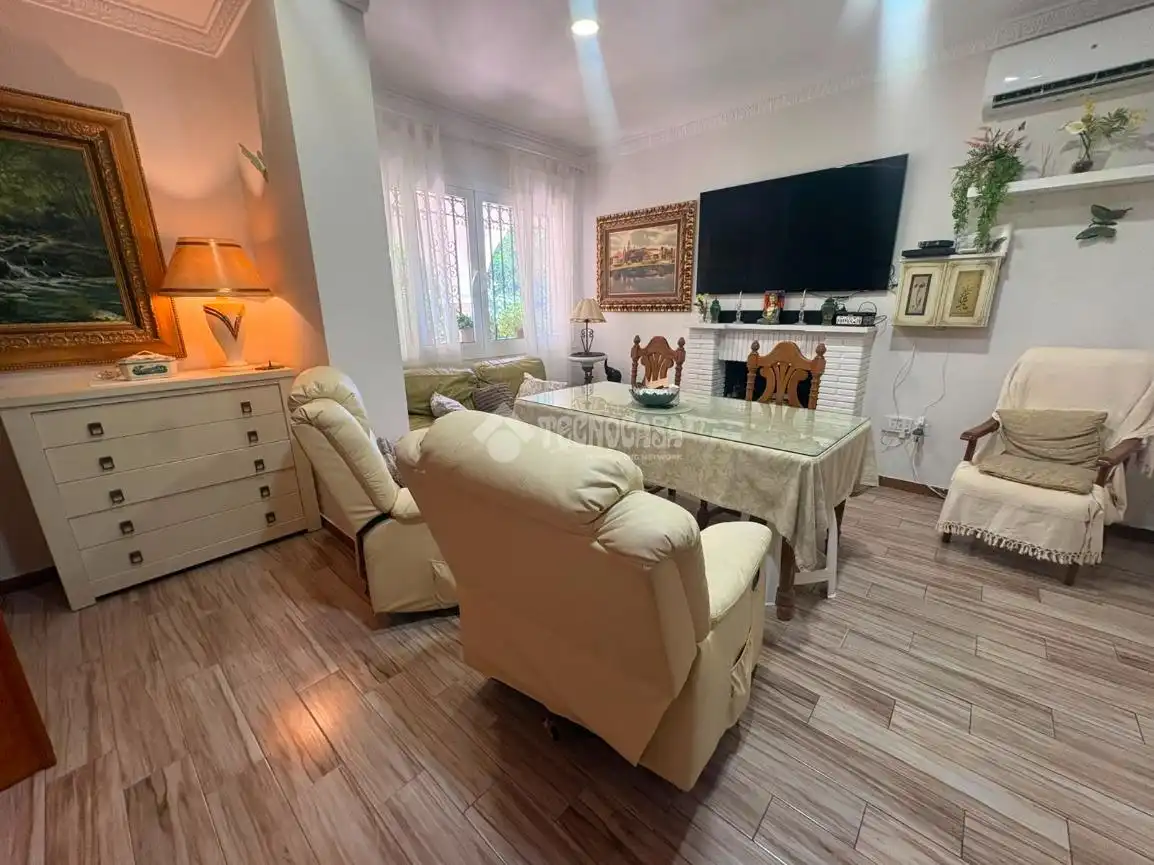Sala d'estar de Casa o xalet en venda en Espartinas amb Aire condicionat, Piscina i Piscina comunitària