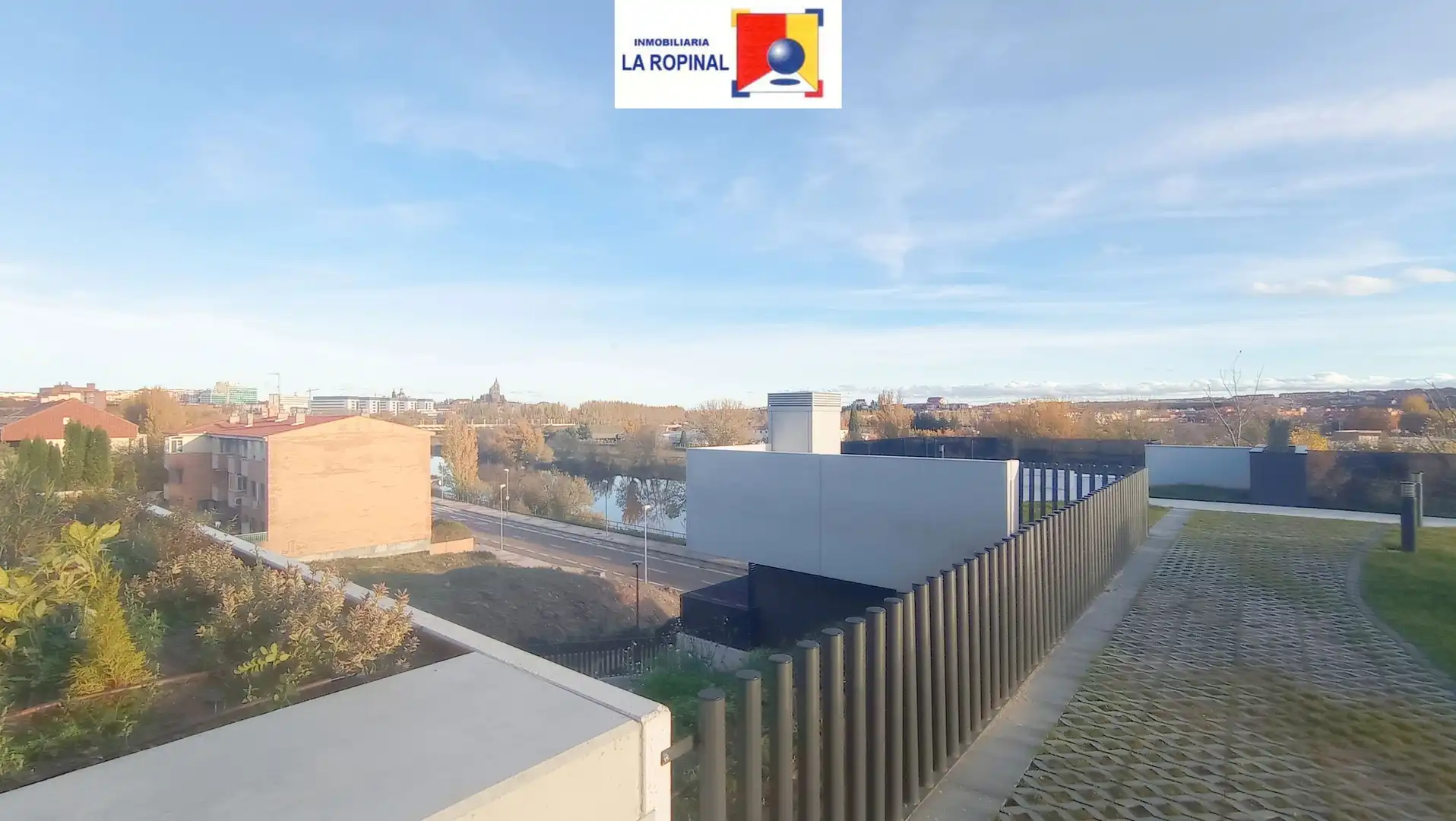 Vista exterior de Àtic de lloguer en Salamanca amb Calefacció, Jardí privat i Terrassa
