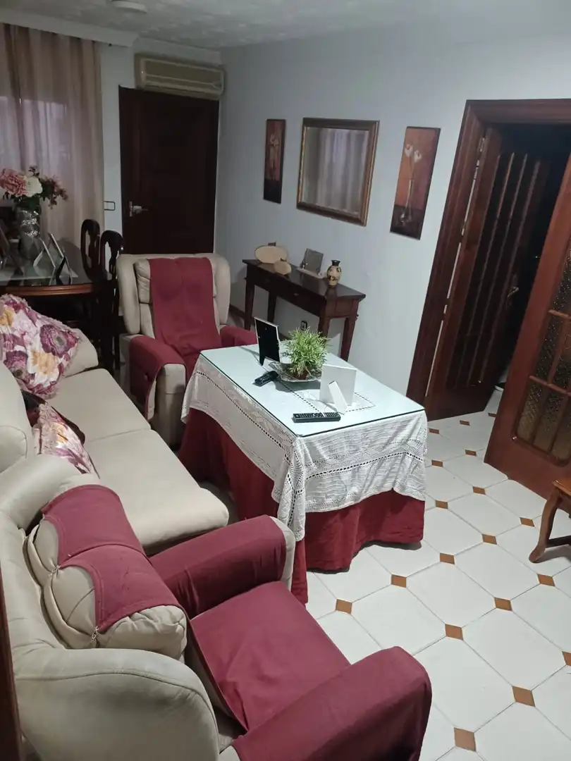 Sala d'estar de Casa adosada en venda en San Martín del Tesorillo amb Aire condicionat, Jardí privat i Terrassa