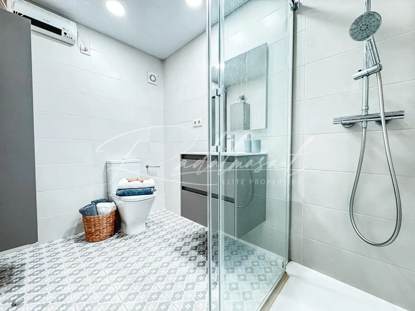 Badezimmer von Wohnung zum Verkauf in Tarragona mit Klimaanlage, Heizung und Terrasse