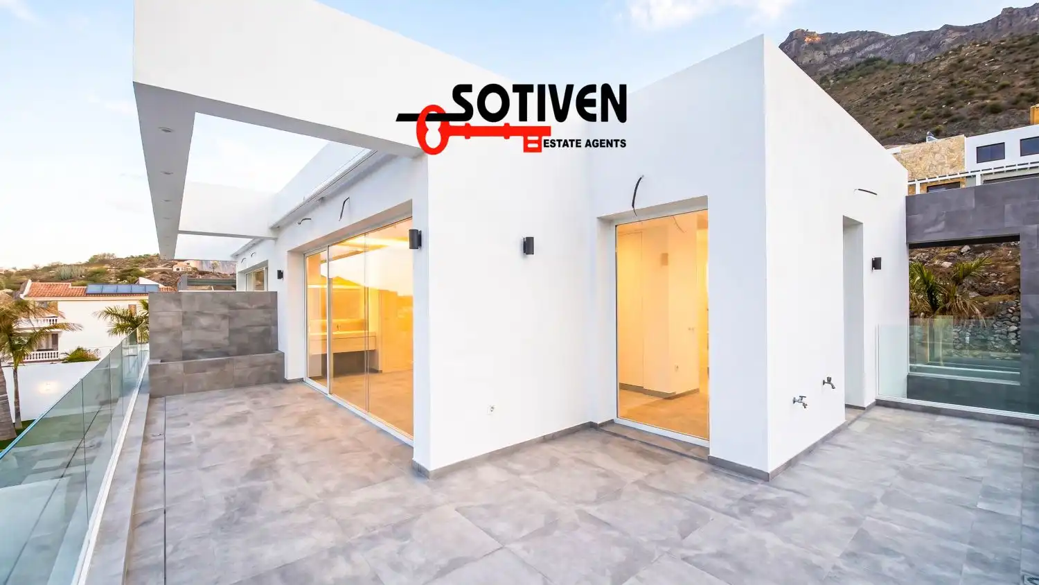 Vista exterior de Casa o xalet de lloguer en Adeje amb Jardí privat, Terrassa i Piscina