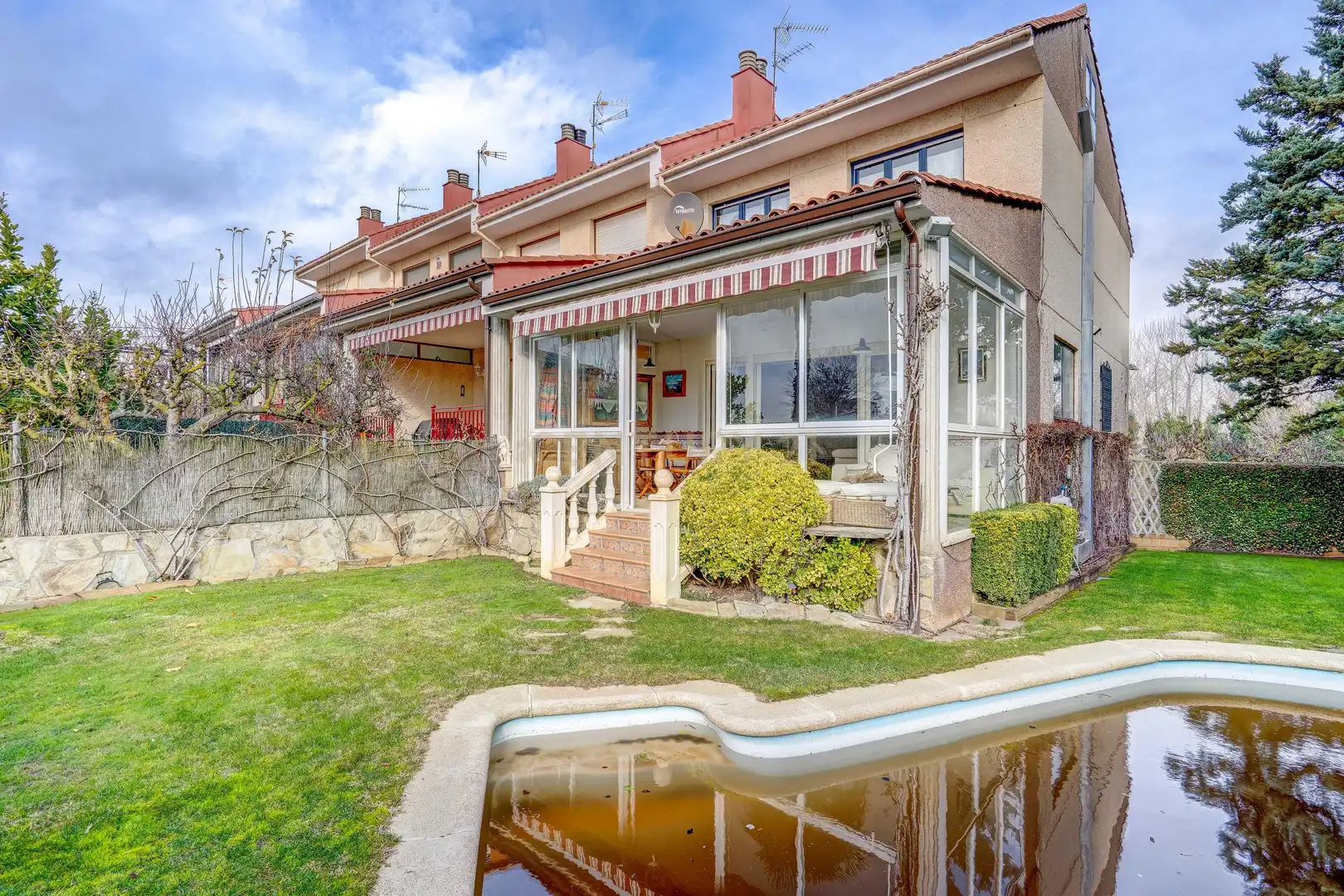 Garten von Einfamilien-Reihenhaus zum Verkauf in Anguciana mit Privatgarten, Abstellraum und Schwimmbad
