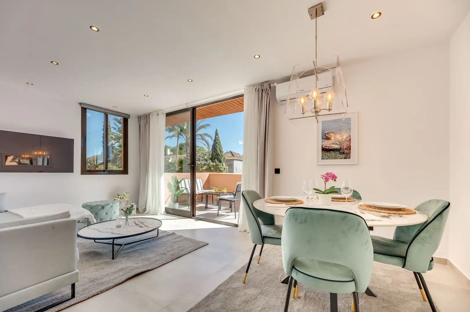 Menjador de Apartament en venda en Estepona amb Aire condicionat, Terrassa i Piscina