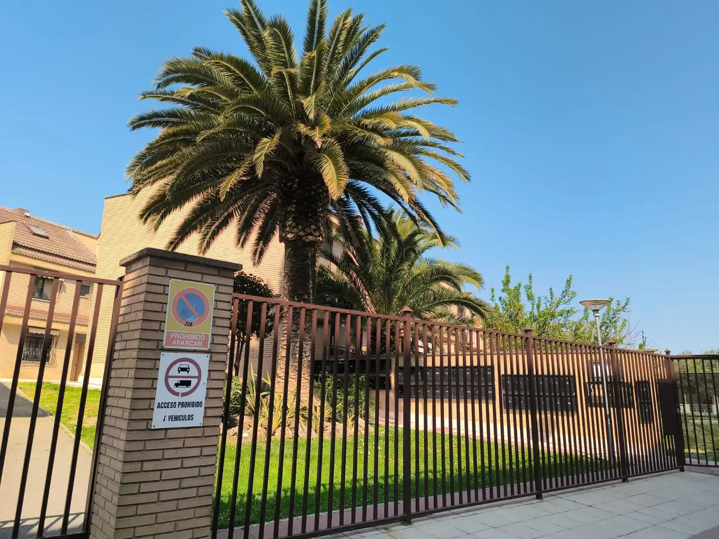 Vista exterior de Casa adosada en venda en Utebo amb Aire condicionat, Calefacció i Jardí privat