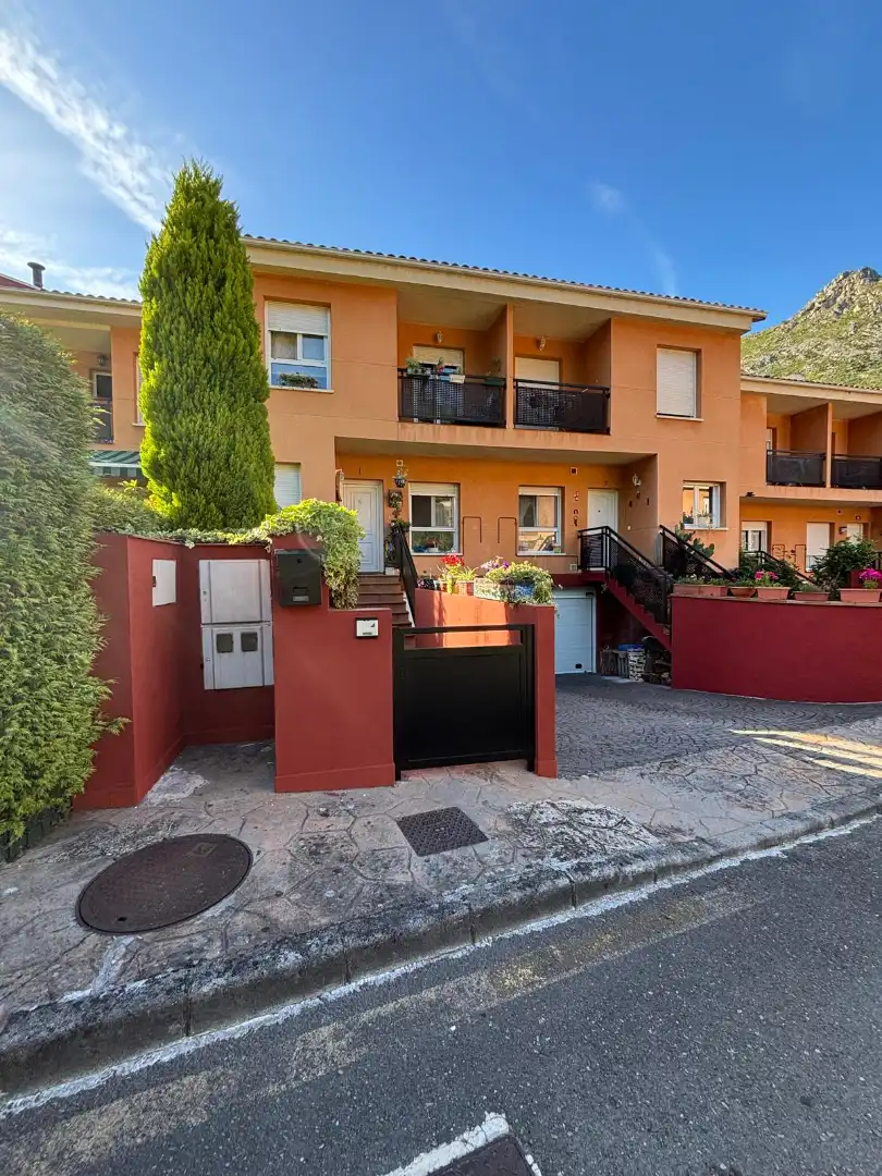 Vista exterior de Casa adosada en venda en Morcín amb Calefacció, Jardí privat i Parquet